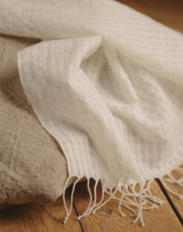 Rideau ou voilage Jalma en khadi de coton avec fines franges aux extremités