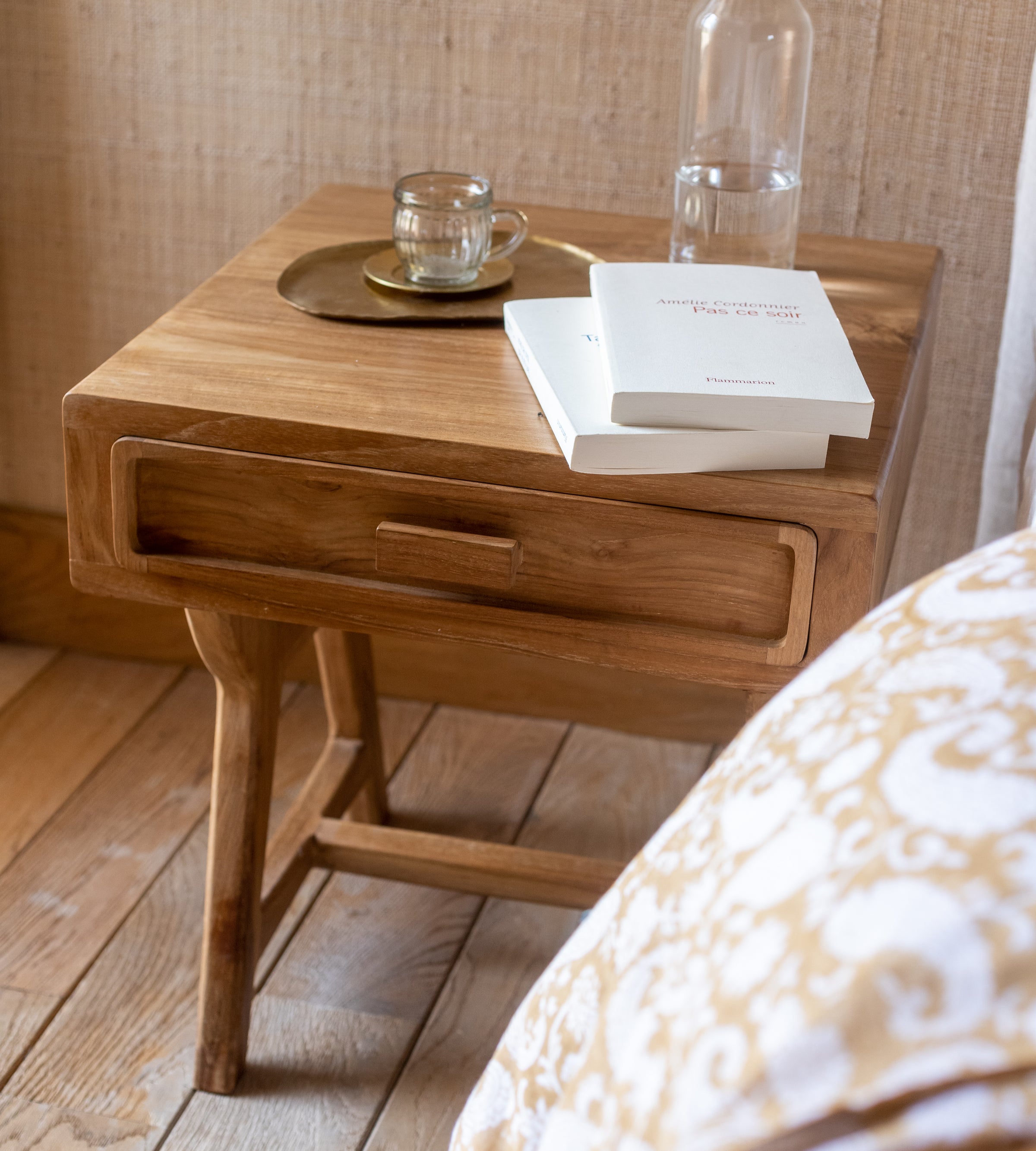 Elegante table de chevet en Teck Elior avec un tiroir