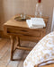 Elegante table de chevet en Teck Elior avec un tiroir