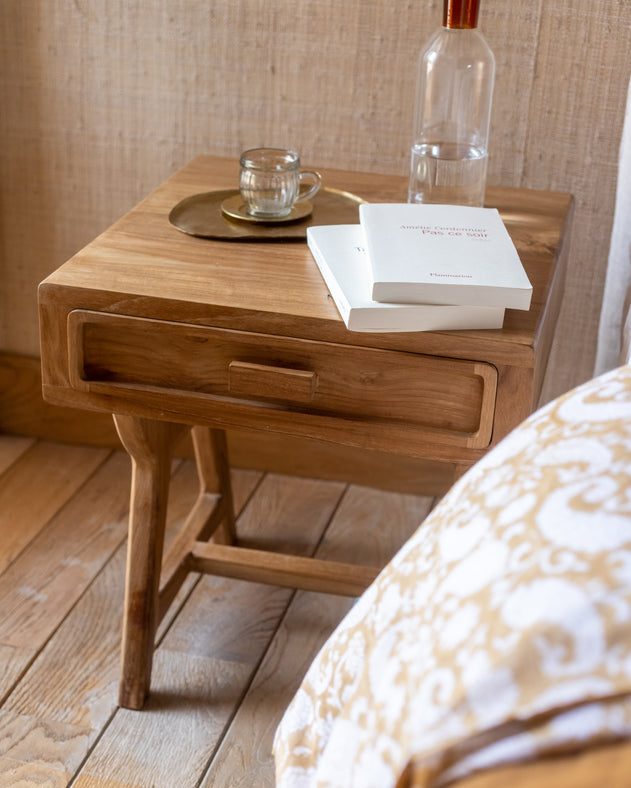 Elegante table de chevet en Teck Elior avec un tiroir