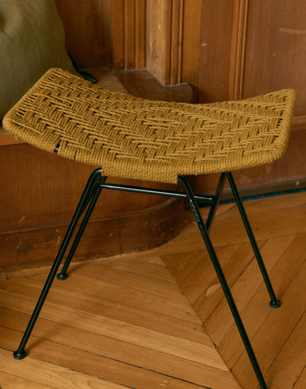 Elegant Tabouret en corde de coton tressé à la main sur une structure en fer. 