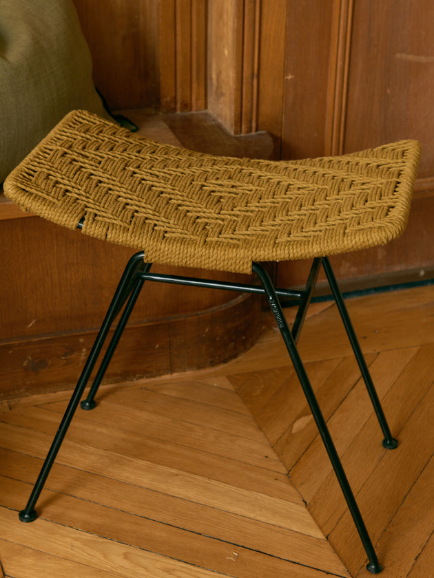 Elegant Tabouret en corde de coton tressé à la main sur une structure en fer. 
