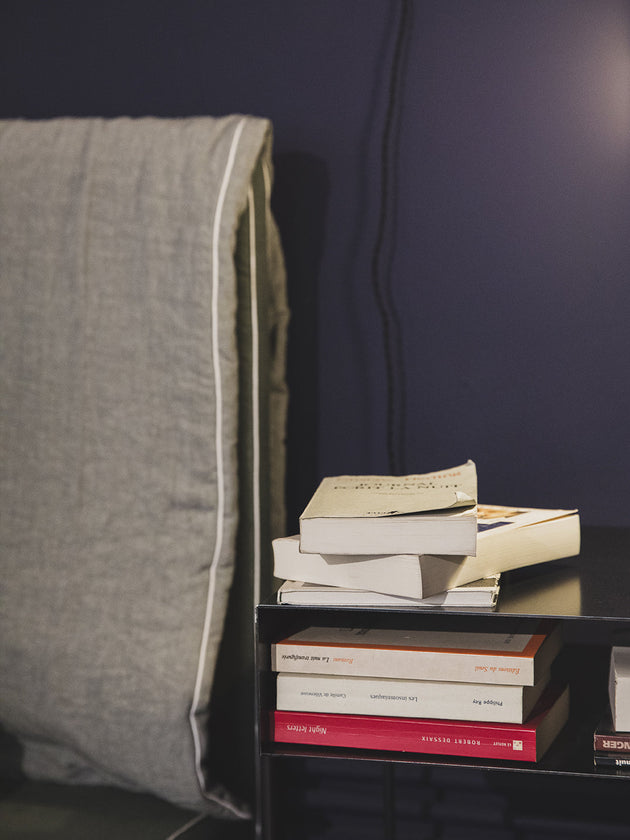 Table de chevet noire avec un espace pour ranger vos livres