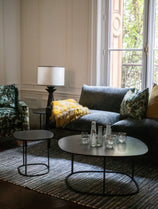 Grand Tapis Lira en coton recyclé dans un salon hivernal