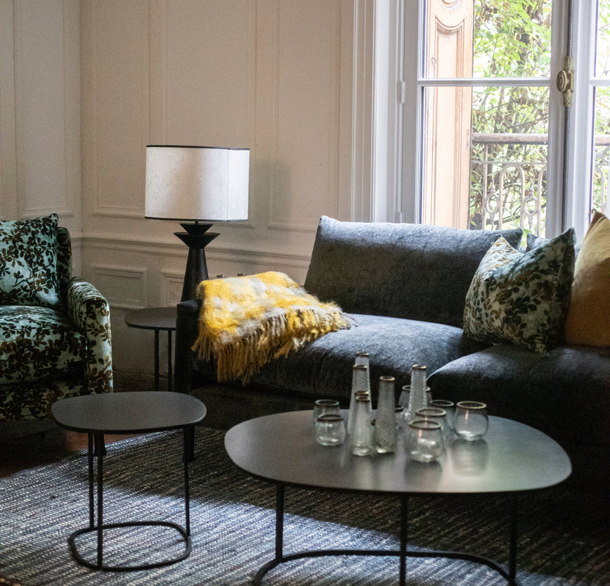 Grand Tapis Lira en coton recyclé dans un salon hivernal