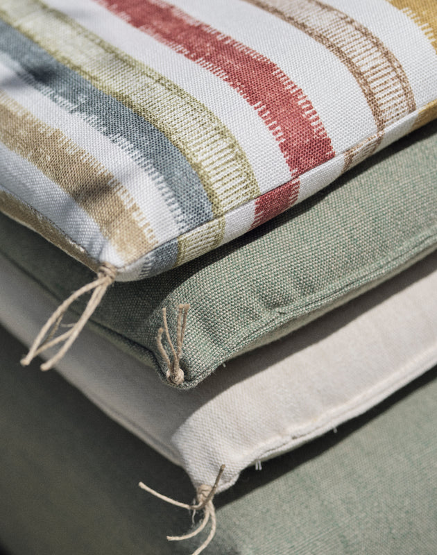 Les trois matelas du divan princesse d'extérieur avec leurs pompons en finition