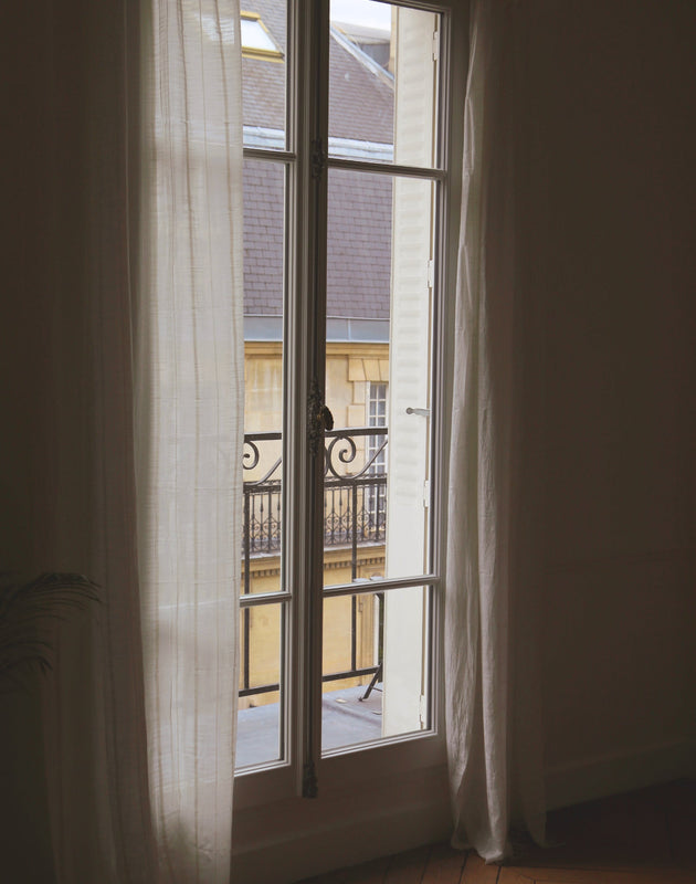 Deux Rideaux voilages Jari couleur blanc cassé qui laisse passer une lumière subtile