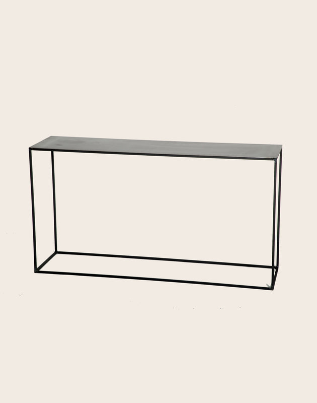 Console en acier brut noir pour votre salon