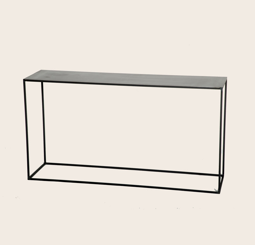 Console en acier brut noir pour votre salon