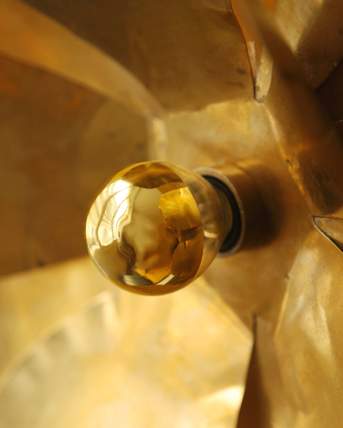 Luminaire doré avec son ampoule dorée qui diffuse une lumière chaude