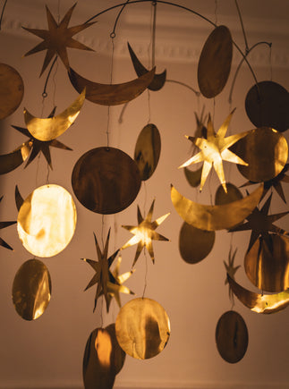 Décoration : mobile constellatin en laiton doré