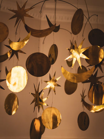 Décoration : mobile constellatin en laiton doré