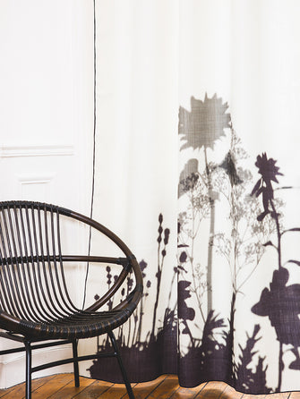 Rideau Feuillages avec motifs réalisés sur un fond de lin blanc cassé