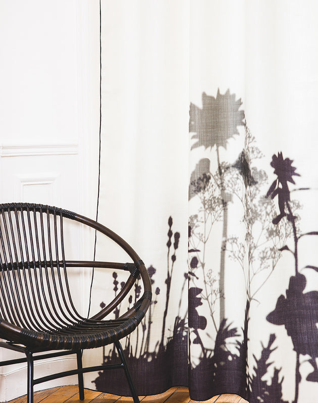 Rideau Feuillages avec motifs réalisés sur un fond de lin blanc cassé