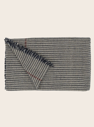 Plaid Herringo en coton à chevrons couleur encre et blanc tissé à la main